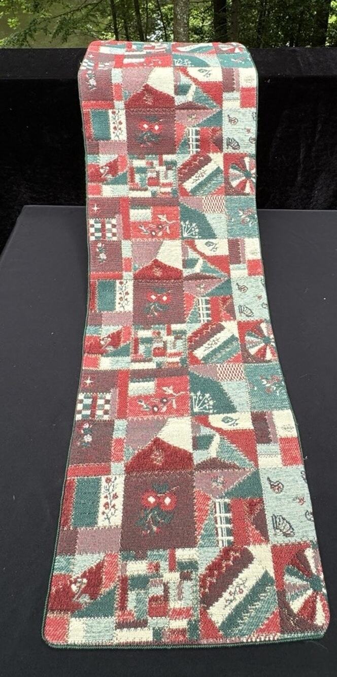 NWOT Manual Woodworkers Christmas Tapestry Table Runner USA -A96